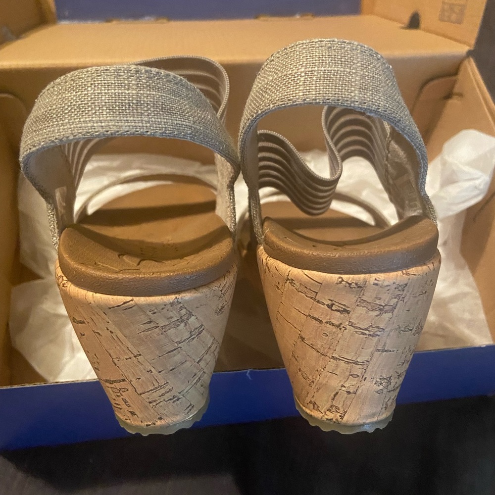 Skechers Women's Tan and Gold Stretch-Strap Wedge Sandals - Picture 3 of 8